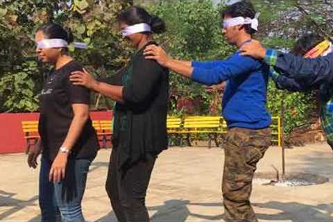 AMAZING TEAM BUILDING SNAKE GAME - Blindfold Communication.